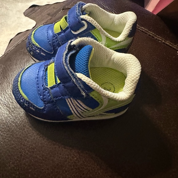 Circle baby shoes blue & lime green little rubbing on one shoe - Picture 2 of 5
